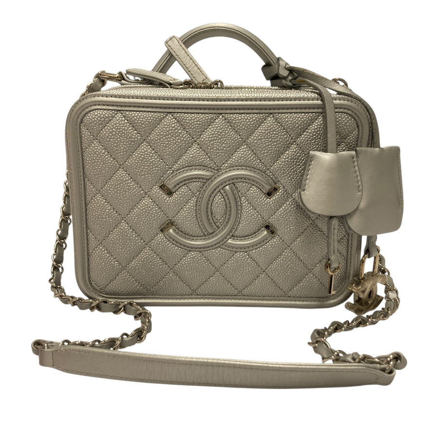 CHANEL 香奈兒 CC FILIGREE VANITY CASE 化妝包 側背包 牛皮 荔枝皮 灰銀色 銀釦