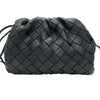 BOTTEGA VENETA 寶緹嘉 MINI POUCH 編織雲朵側背包 黑