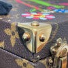 LOUIS VUITTON 路易威登 M92477 TAKASHI MURAKAMI 棕色經典老花 PVC 村上隆合作款 珠寶盒 化妝包 手提包