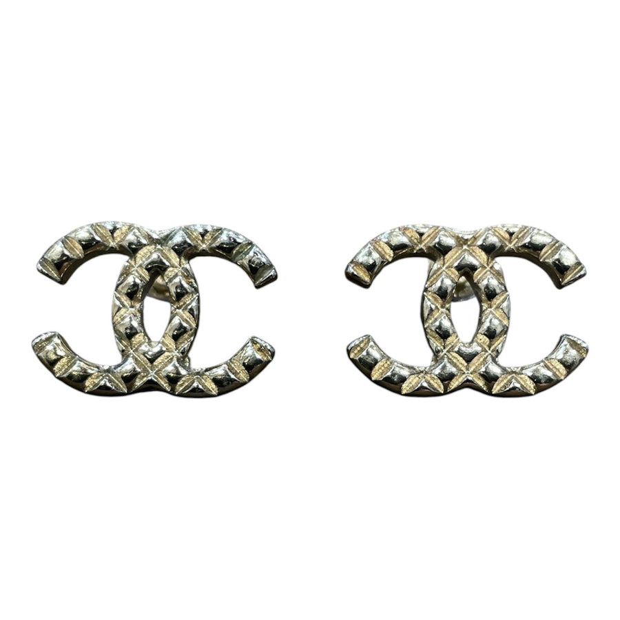 CHANEL 香奈兒 雙C格紋造型針式耳環 合金 淡金色