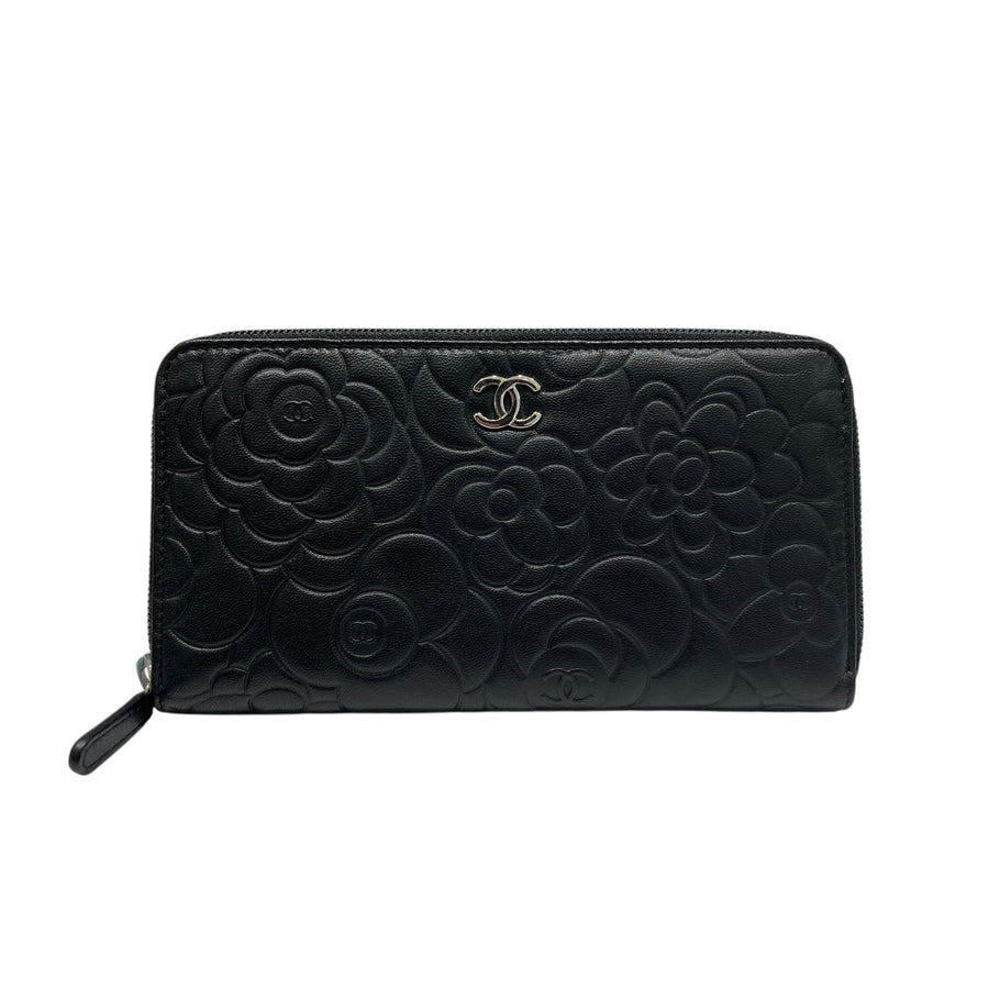 CHANEL 香奈兒 CAMELLIA EMBOSSED ZIP LONG WALLET 山茶花壓紋長夾 小羊皮 黑色 銀釦