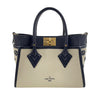 LOUIS VUITTON 路易威登 M22195 ON MY SIDE PM 帆布側背包 帆布/皮革 米色/深藍色 金釦
