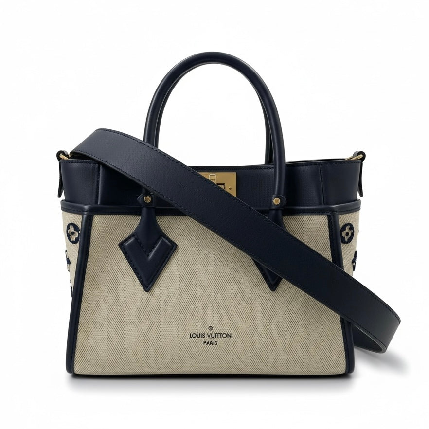 LOUIS VUITTON 路易威登 M22195 ON MY SIDE PM 帆布側背包 帆布/皮革 米色/深藍色 金釦