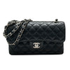 CHANEL 香奈兒 A01113 SMALL CLASSIC FLAP BAG 23 翻蓋肩背包 荔枝牛皮 黑色 銀釦