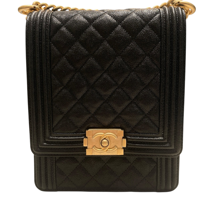 CHANEL 香奈兒 BOY CHANEL VERTICAL FLAP BAG 黑色 荔枝皮 金釦