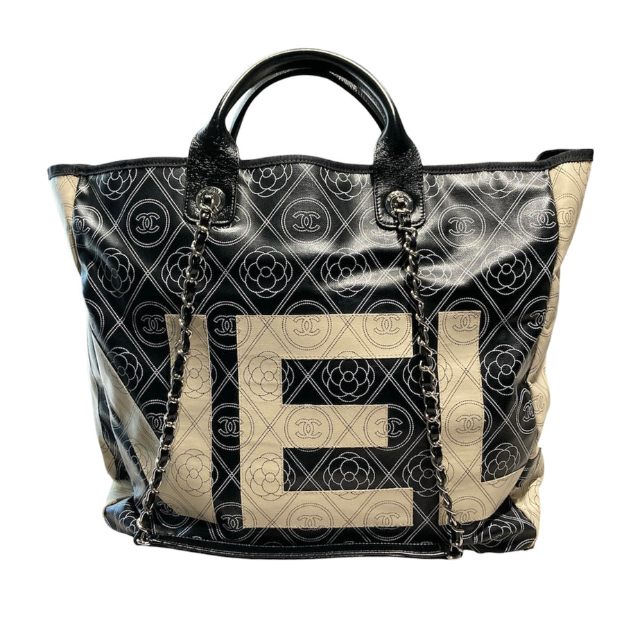 CHANEL 香奈兒 A57161 CAMELLIA LOGO 山茶花托特包 PVC帆布 米/黑色 銀釦