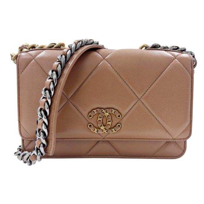 CHANEL<br>WOC 19