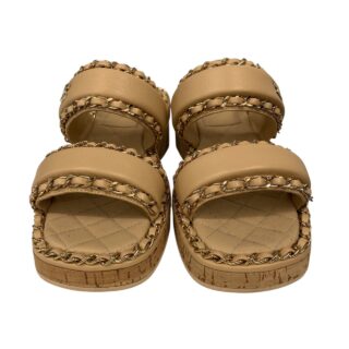 CHANEL<br>奶茶色皮穿鍊涼鞋