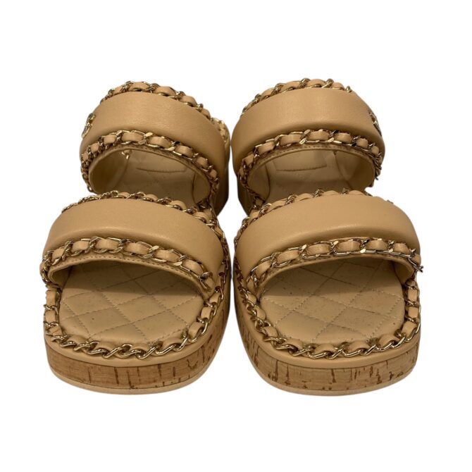 CHANEL<br>奶茶色皮穿鍊涼鞋